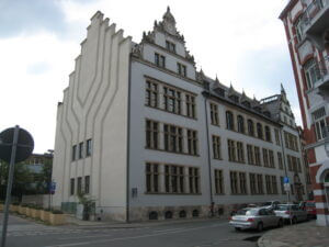 Weißes Gebäude an einer Straße