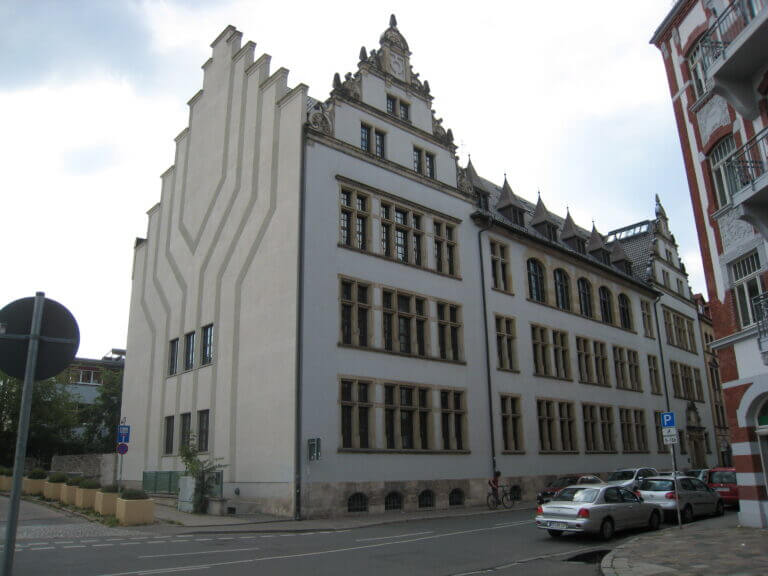 Weißes Gebäude an einer Straße