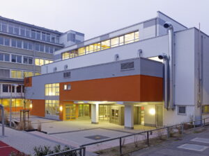 Orange-Graues Schulgebäude mit Beleuchtung