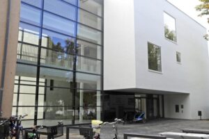 Nahe Aufnahme eines weißen Gebäudes mit Fensterfront