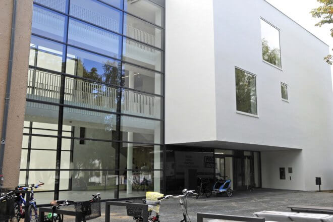 Nahe Aufnahme eines weißen Gebäudes mit Fensterfront